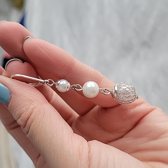 ⭐️2/$15 Pearl dangle earrings - Picture 2 of 2
